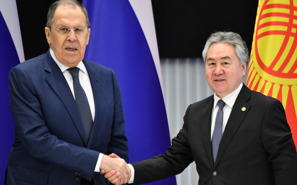 وزير الخارجية الروسي خلال لقاء نظيره القرغيزي (أ ف ب)