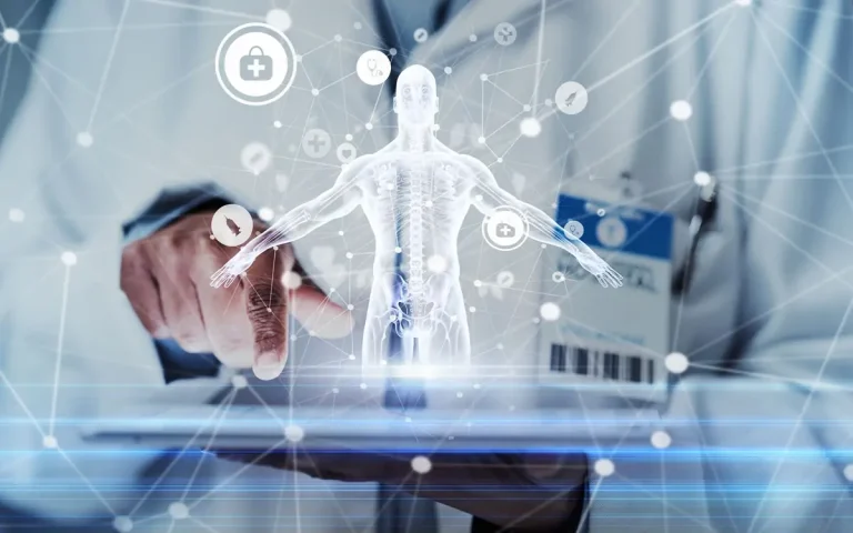 جهاز لوحي ويدان طبيب مع مجسم هولوغرامي لجسم الإنسان لأغراض بحثية مستقبلية