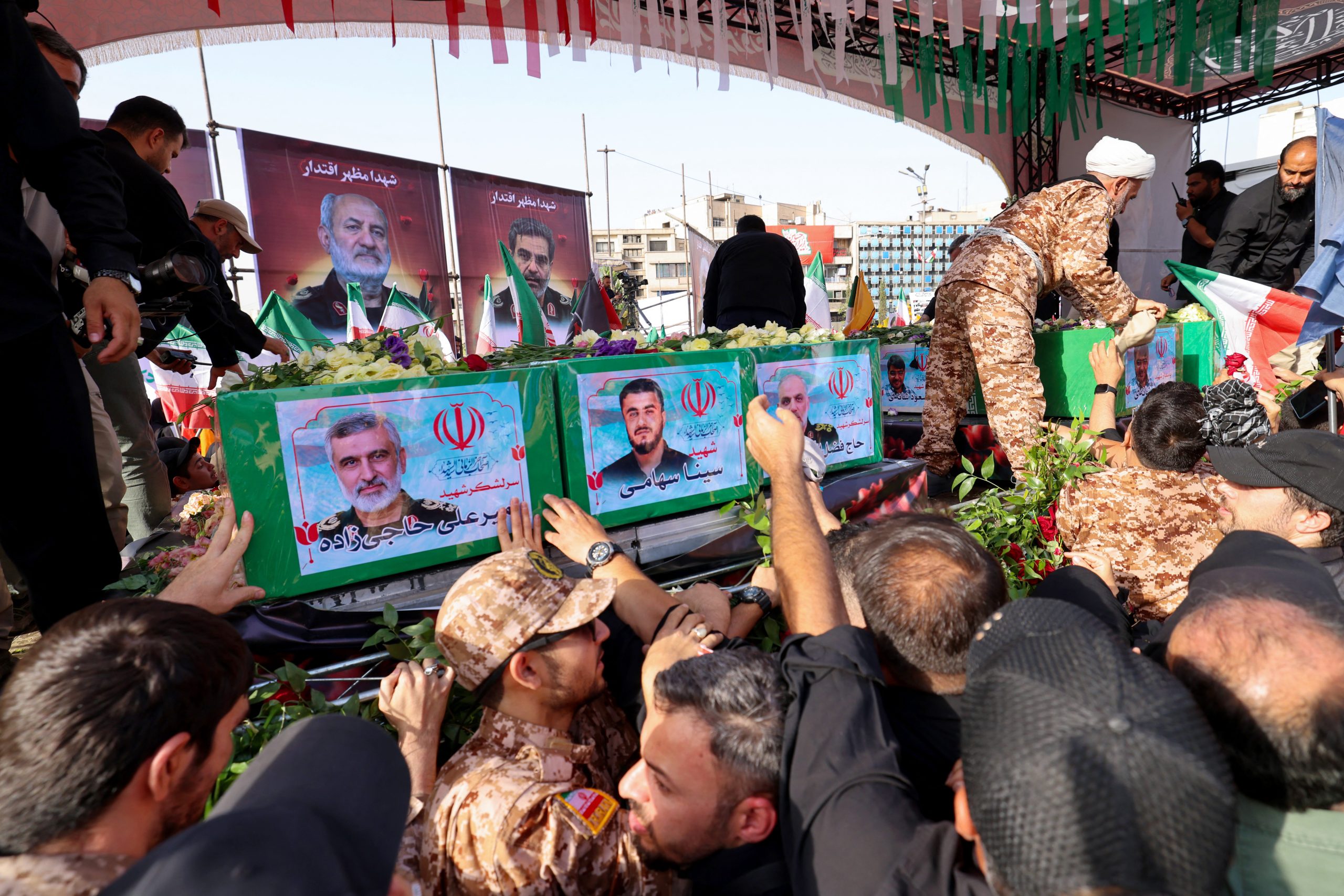 إيرانيون يشيعون قائد الحرس الثوري أمير علي حاجي زاده وقادة عسكريين آخرين قُتلوا في الضربات الإسرائيلية (أ ف ب)