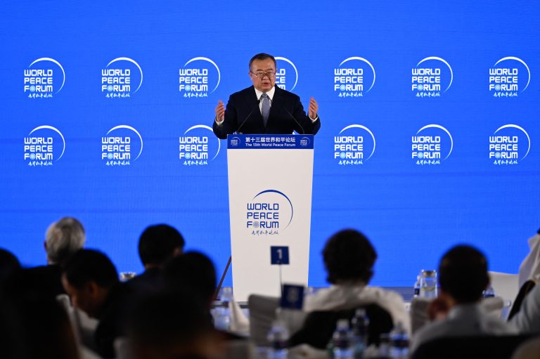 ليو جيانتشاو متحدثاً بمنتدى السلام العالمي في بكين (أ ف ب)