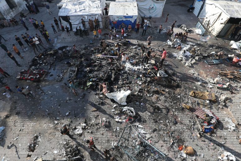 فلسطينيون يتفقدون الدمار الناتج عن غارة إسرائيلية استهدفت مدرسة كانت تؤوي نازحين (أ ف ب)