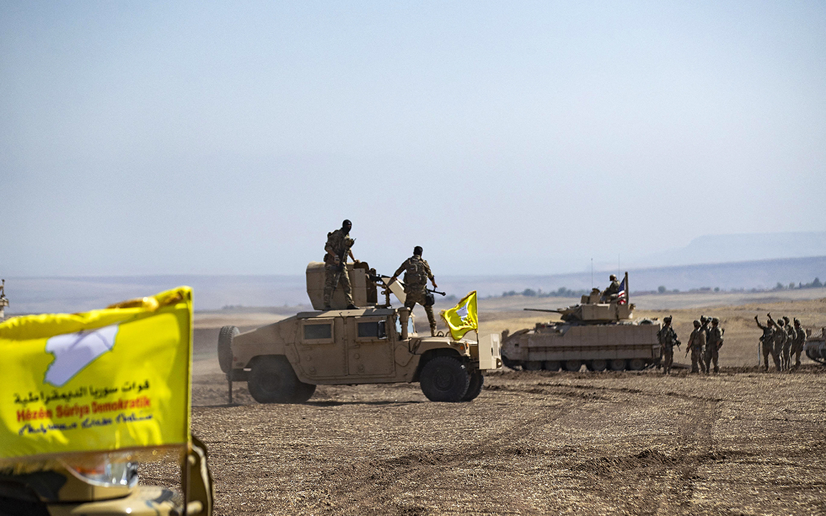 مقاتلو "قسد" خلال تدريب عسكري مشترك مع قوات التحالف الدولي بقيادة أمريكا لمحاربة "داعش" (أ ف ب)