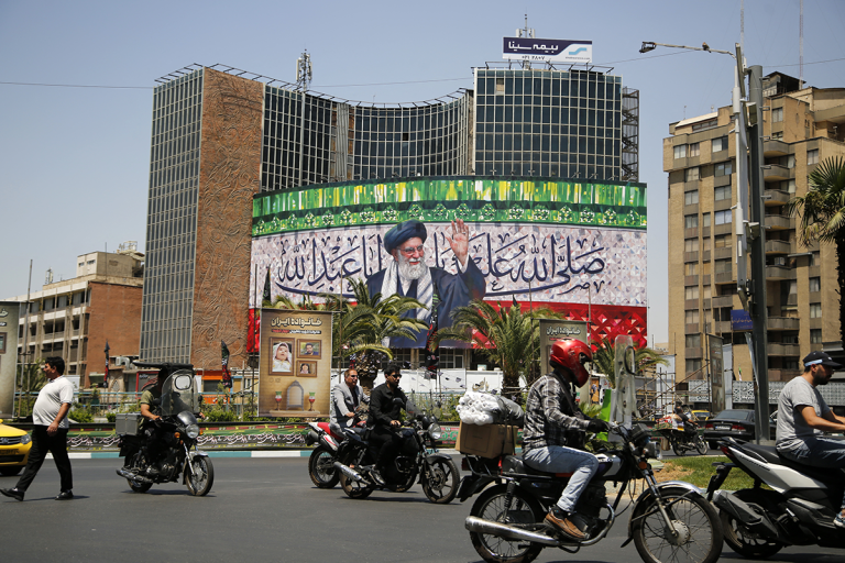 مواطنون إيرانيون في العاصمة طهران (أ ف ب)