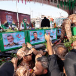 إيرانيون يشيعون قائد الحرس الثوري أمير علي حاجي زاده وقادة عسكريين آخرين قُتلوا في الضربات الإسرائيلية (أ ف ب)