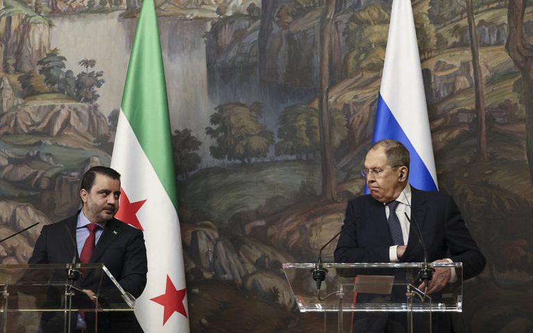 سيرغي لافروف وأسعد الشيباني خلال المؤتمر الصحفي (أ ف ب)