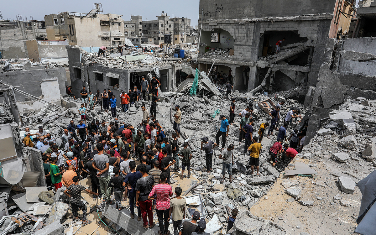 سكان غزة يبحثون عن مفقودين تحت الانقاض عقب الهجوم الإسرائيلي (أ ف ب)