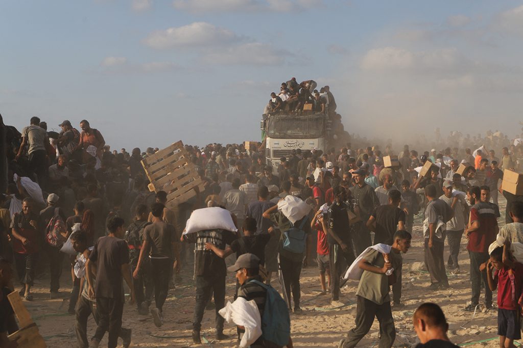 فلسطينيون يتدفقون على معبر زيكيم للحصول على مساعدات غذائية محدودة (أ ف ب)