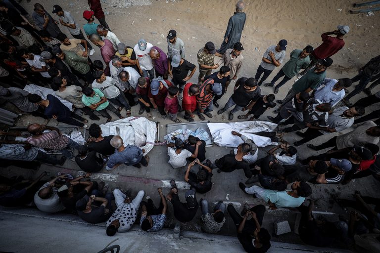 فلسطينيون يشيعون أقاربهم في خان يونس (أ ف ب)