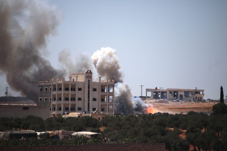 أعمدة الدخان تظهر اشتبكات في محيط محافظة السويداء في وقت سابق بتاريخ 24 يوليو 2025 (أ ف ب)