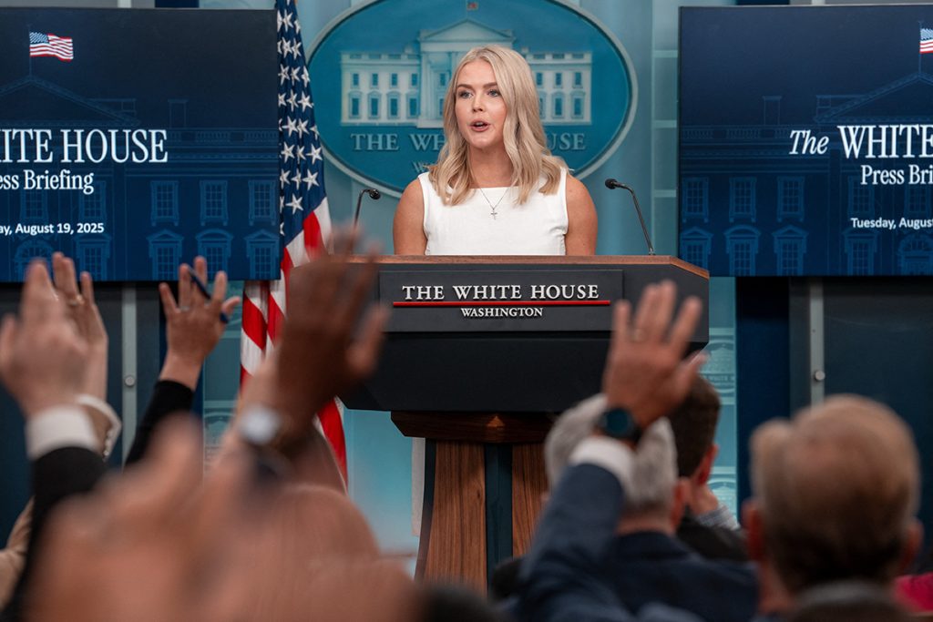 متحدثة البيت الأبيض كارولين ليفيت (أ ف ب)