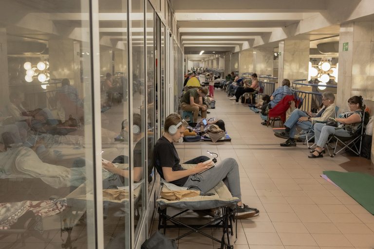مواطنون أوكرانيون يلجأون إلى محطة مترو أثناء الهجمات الجوية الروسية في كييف (أ ف ب)