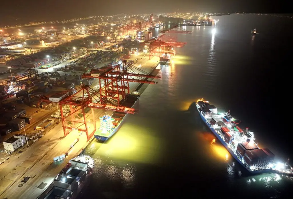 سفينة حاويات تنتظر للرسو في أحد موانئ ليانيونغانغ، في الصين (أ ف ب)