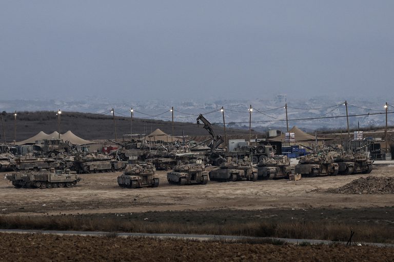 تحركات لدبابات ولمركبات مدرعة للجيش الإسرائيلي مع استمرار الهجمات الإسرائيلية على غزة (أ ف ب)