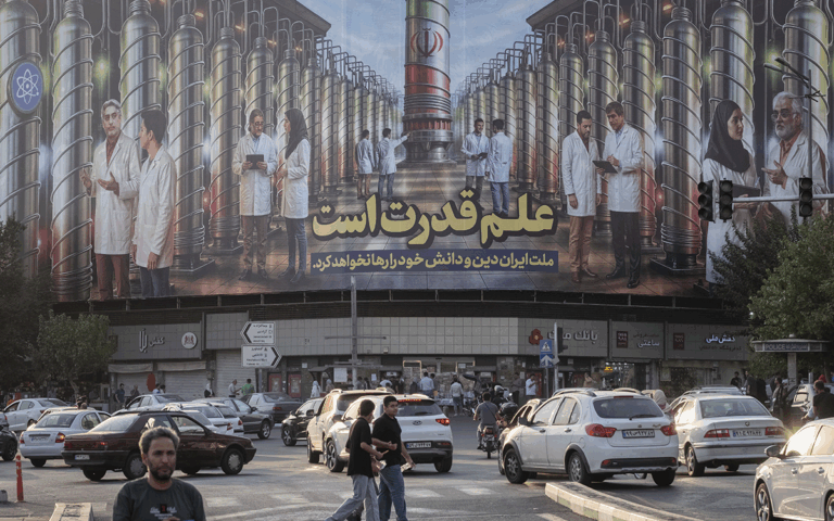 لافتة عملاقة تحمل صوراً رمزية لمنشأة نطنز النووية في طهران (أ ف ب)
