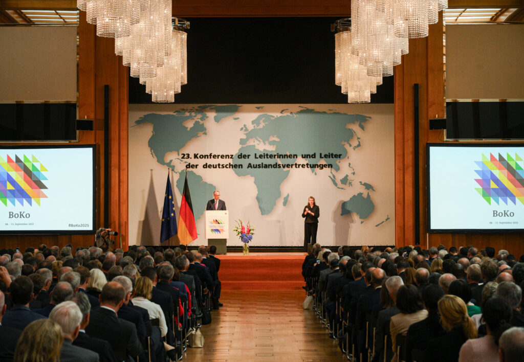 فريدريش ميرز يلقي كلمته الافتتاحية لمؤتمر السفراء في برلين (أ ف ب)