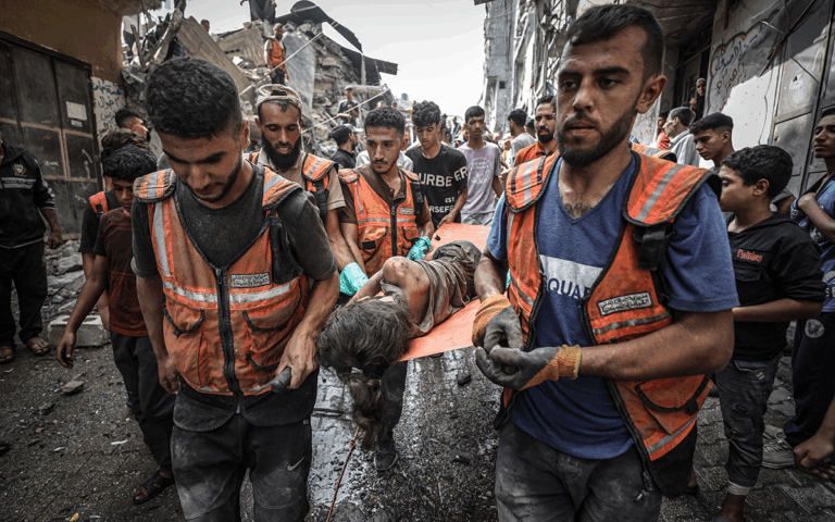 فرق الدفاع المدني الفلسطينية تنقذ طفلة كانت عالقة تحت الأنقاض بعد غارة إسرائيلية (أ  ف ب)