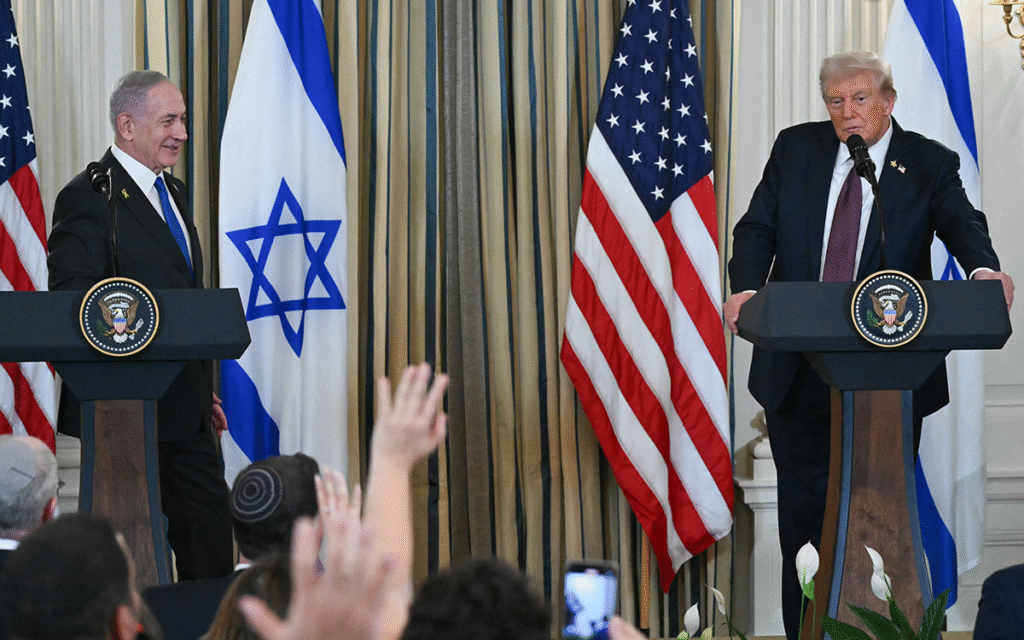 ترامب ونتنياهو خلال المؤتمر الصحفي في البيت الأبيض (أ ف ب)