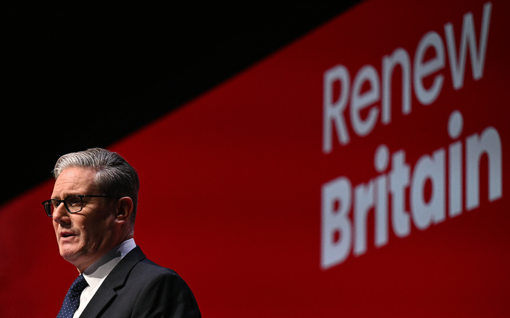 كير ستارمر يتحدث في اليوم الأول من مؤتمر حزب العمال السنوي (أ ف ب)