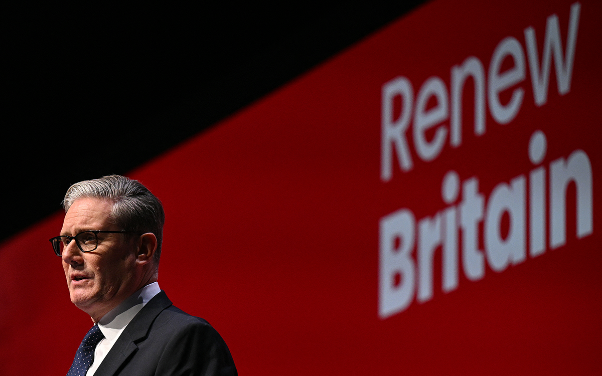 كير ستارمر يتحدث في اليوم الأول من مؤتمر حزب العمال السنوي (أ ف ب)