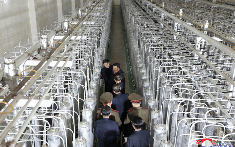 كيم جونغ أون خلال زيارته موقعاً لإنتاج المواد النووية ومختبر للأسلحة (أ ف ب)