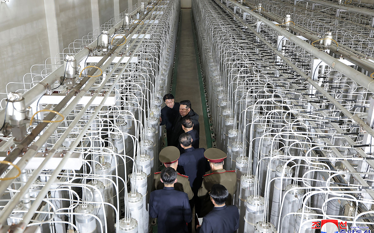 كيم جونغ أون خلال زيارته موقعاً لإنتاج المواد النووية ومختبر للأسلحة (أ ف ب)