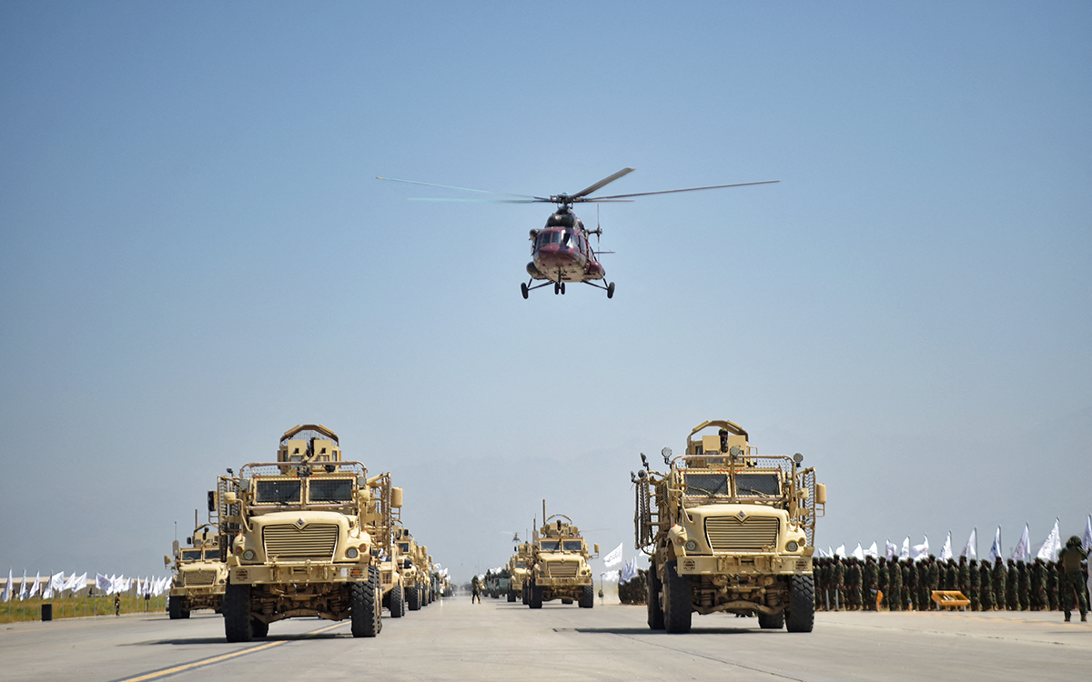 عرض عسكري لتنظيم طالبان في باغرام بمناسبة ذكرى سيطرتهم على أفغانستان، أغسطس 2024. (أ ف ب)