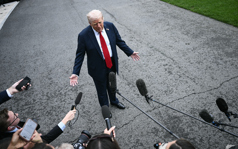 ترامب يتحدث إلى الصحفيين قبل صعوده إلى طائرة "مارين ون" الرئاسية (أ ف ب)