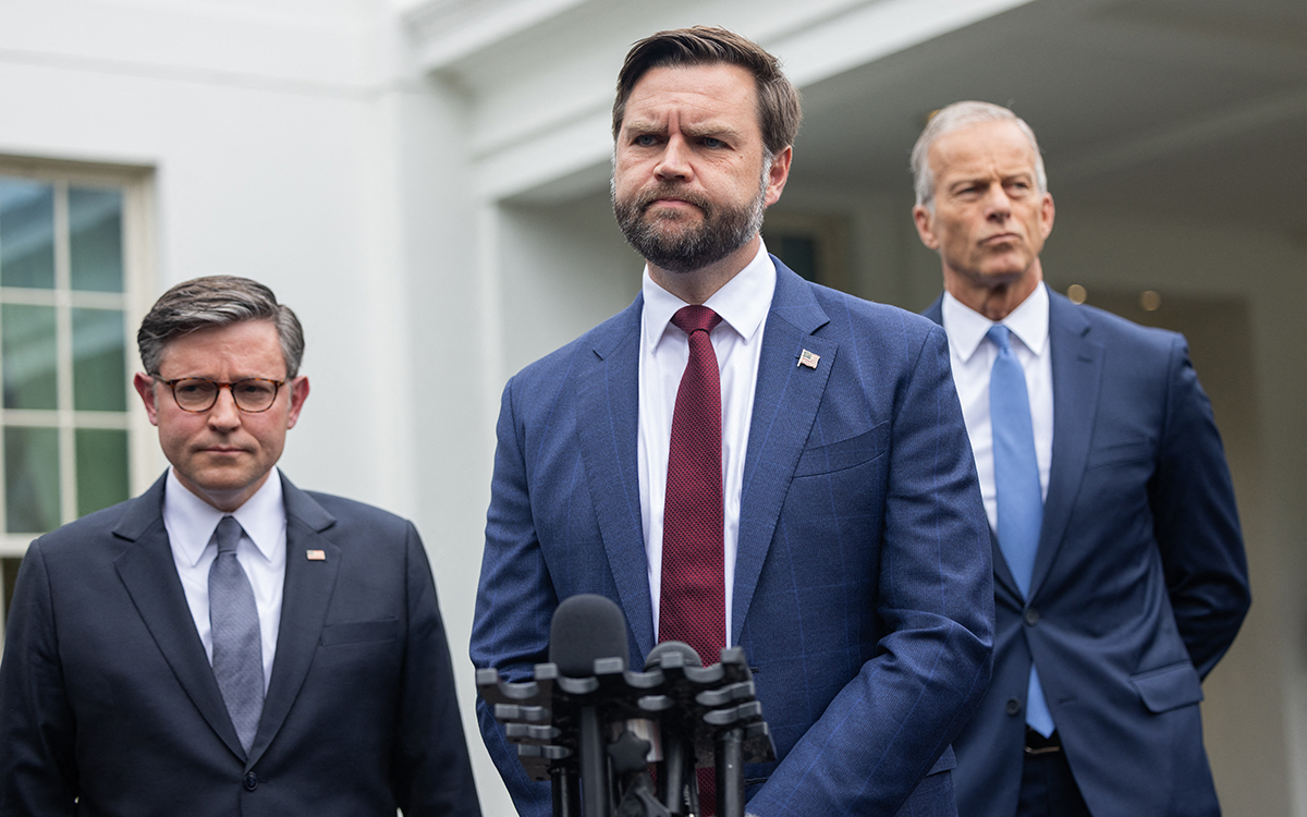 نائب الرئيس الأميركي جاي دي فانس يتحدث للصحافيين (أ ف ب)