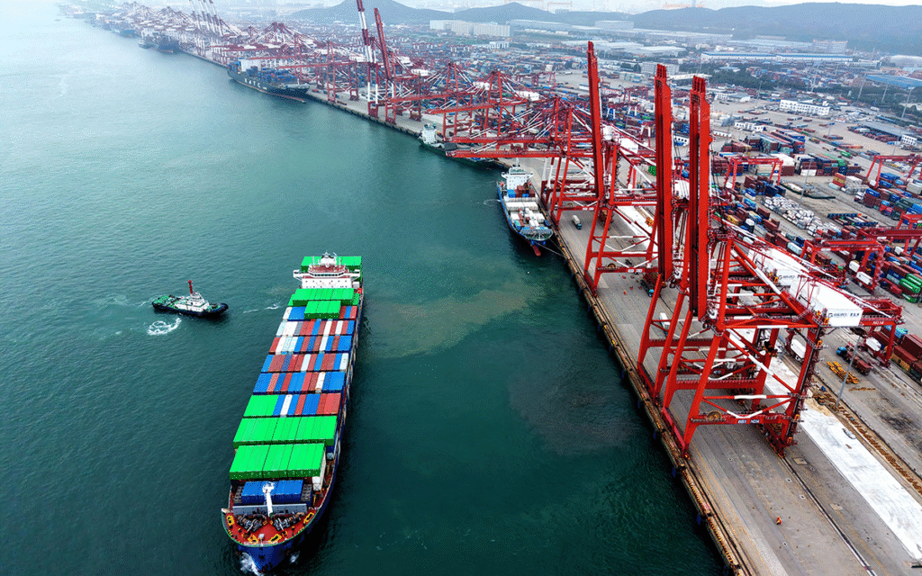 سفينة شحن محملة بحاويات التجارة الخارجية في مقاطعة شاندونغ في الصين (أ ف ب)