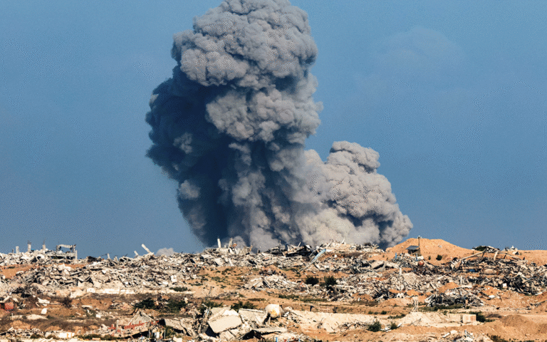 سحابة من الدخان تتصاعد بعد قصف إسرائيلي في قطاع غزة (أ ف ب)
