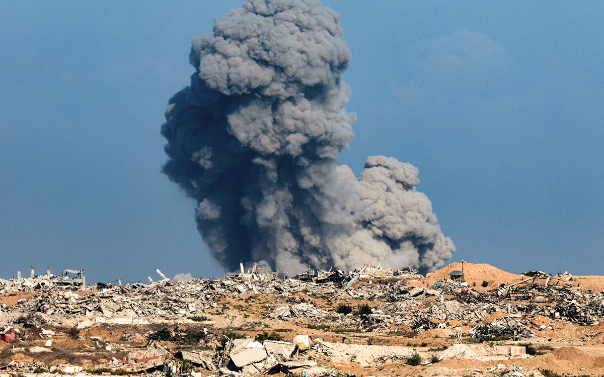 سحابة من الدخان تتصاعد بعد قصف إسرائيلي في قطاع غزة (أ ف ب)