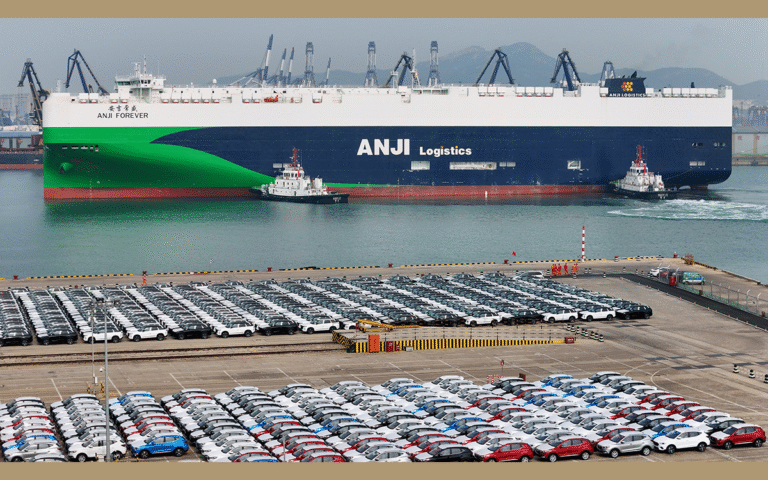 سفينة ترسو في ميناء يانتاي لتحميل المركبات التصديرية في مدينة يانتاي، بالصين (أ ف ب)