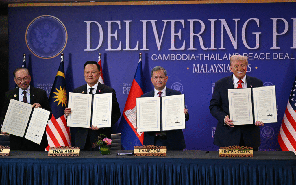 أنور إبراهيم وأنوتين تشارنفيراكول وهون مانيت ودونالد ترامب خلال مراسم توقيع اتفاق وقف إطلاق النار (أ ف ب)