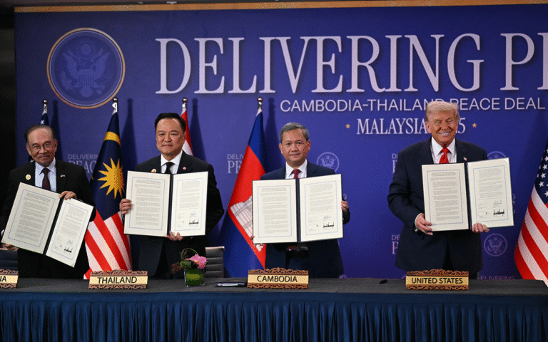 أنور إبراهيم وأنوتين تشارنفيراكول وهون مانيت ودونالد ترامب خلال مراسم توقيع اتفاق وقف إطلاق النار (أ ف ب)