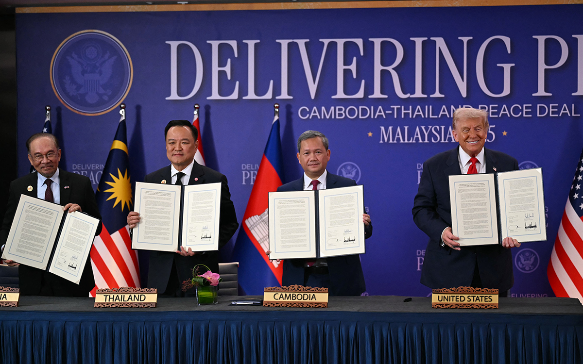 أنور إبراهيم وأنوتين تشارنفيراكول وهون مانيت ودونالد ترامب خلال مراسم توقيع اتفاق وقف إطلاق النار (أ ف ب)