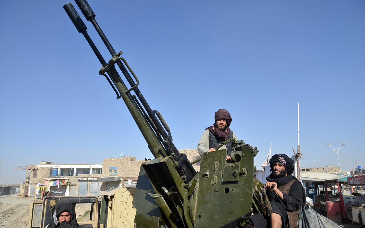 عناصر من طالبان يستخدمون مدفعاً مضاداً للطائرات خلال المواجهات (أ ف ب)