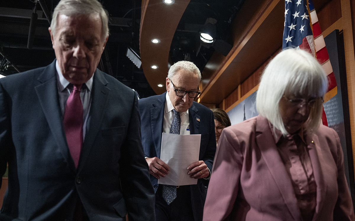 تشاك شومر يغادر بعد التصويت في مجلس الشيوخ  (أ ف ب)