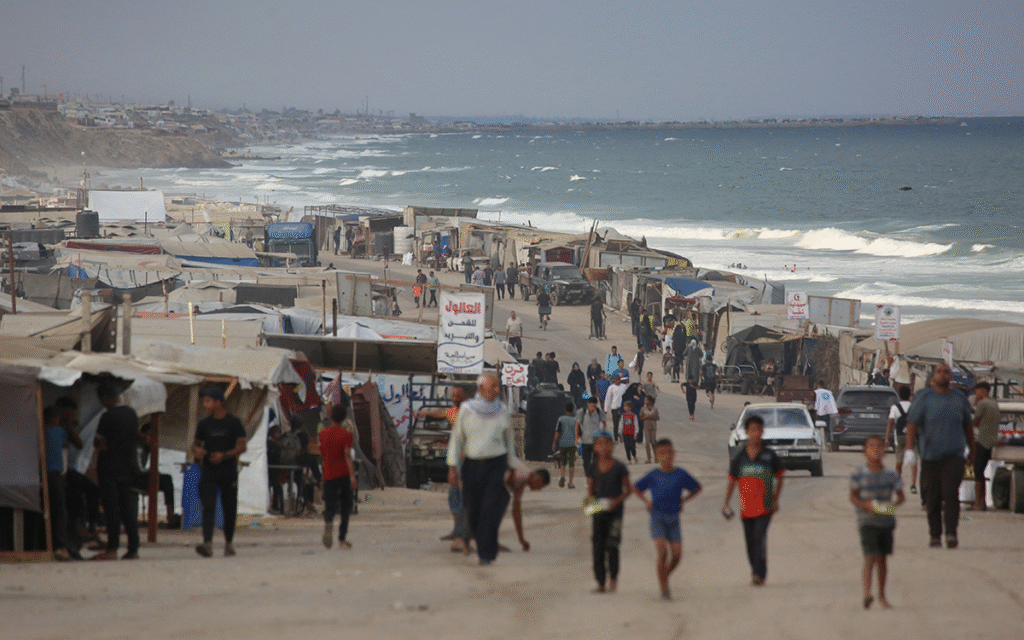 نازحون فلسطينيون في مخيم مؤقت على شاطئ البحر في مدينة الزوايدة (أ ف ب)