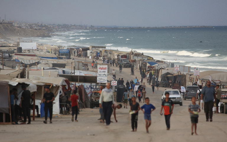 نازحون فلسطينيون في مخيم مؤقت على شاطئ البحر في مدينة الزوايدة (أ ف ب)