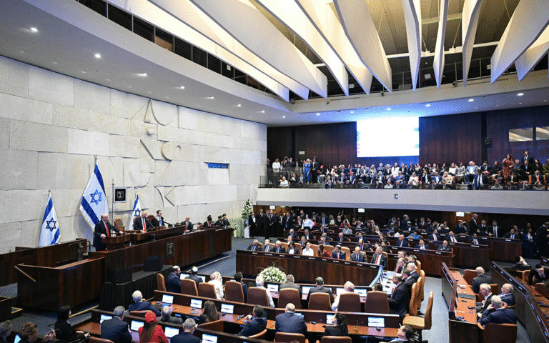 ترامب يلقي كلمته أمام أعضاء الكنيست الإسرائيلي (أ ف ب)