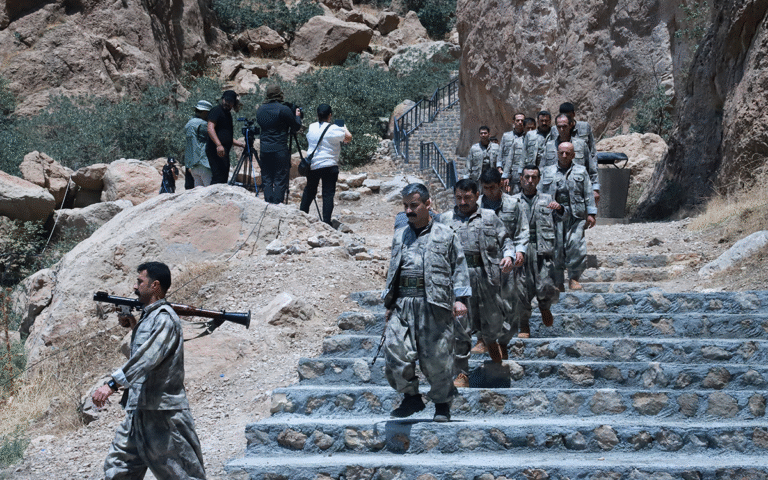 مقاتلون مع حزب العمال الكردستاني (أ ف ب)