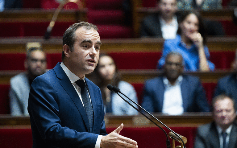 رئيس الوزراء الفرنسي خلال جلسة التصويت (أ ف ب)