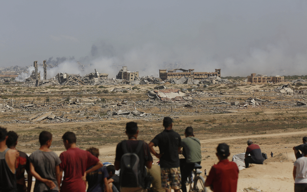 سكان غزة يشاهدون تصاعد الدخان في القطاع مع استمرار إسرائيل في هجماتها بعد خطة ترامب (أ ف ب)