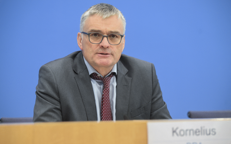 المتحدث باسم الحكومة ستيفان كورنيليوس (أ ف ب)