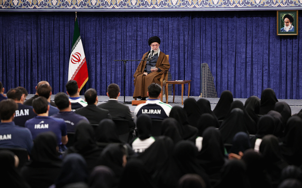 خامنئي خلال حديثه للرياصيين (أ ف ب)