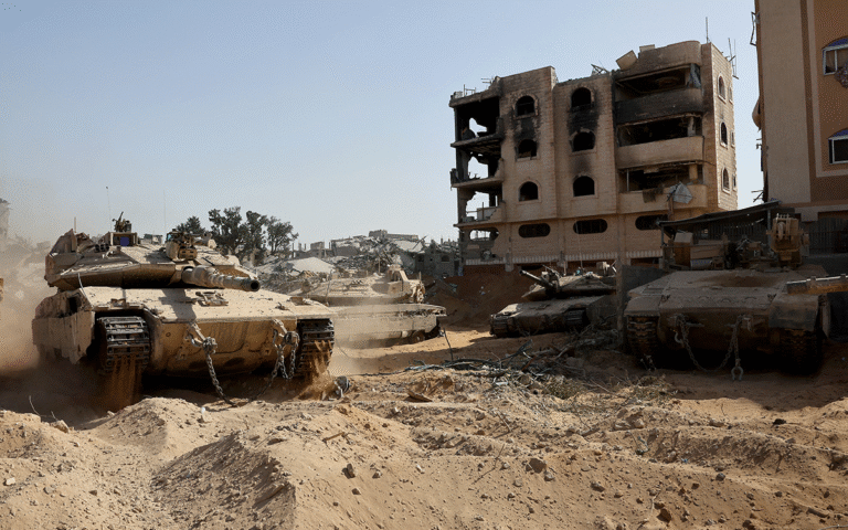 دبابات إسرائيلية في وسط غزة (أ ف ب)