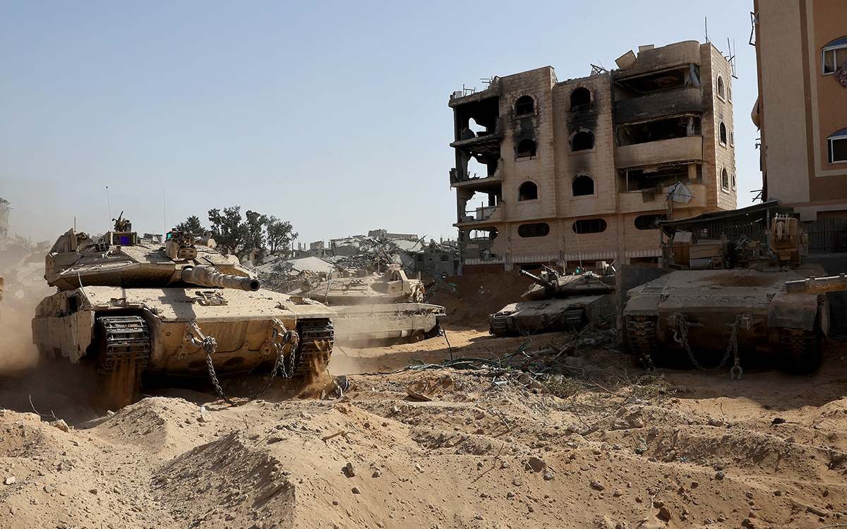 دبابات إسرائيلية في وسط غزة (أ ف ب)