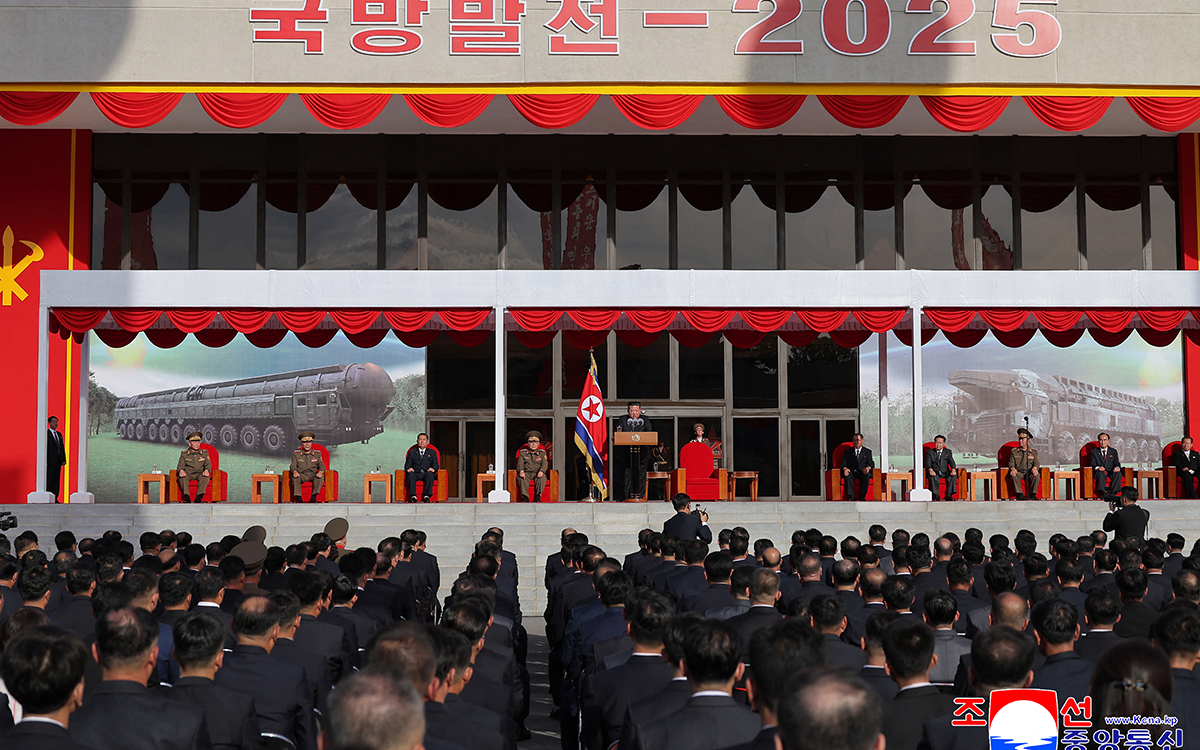 كيم جونغ أون يتحدث خلال حفل افتتاح منتدى تطوير الدفاع (أ ف ب)