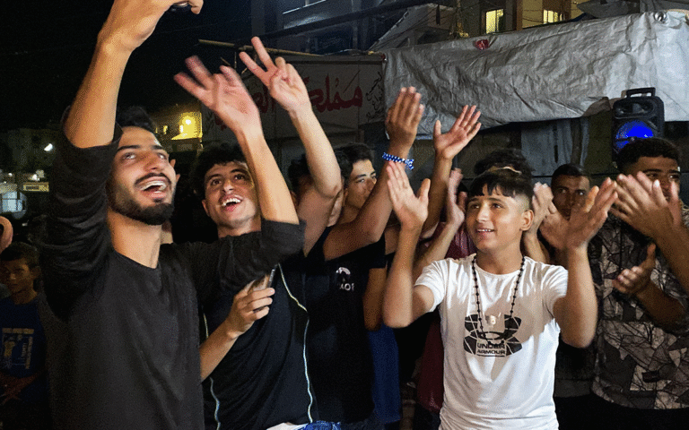 فلسطينيون يحتفلون بالإعلان عن الاتفاق (أ ف ب)