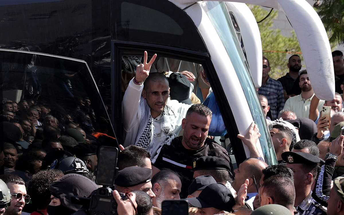 فلسطينيون أفرجت عنهم إسرائيل من سجن عوفر يصلون إلى خان يونس (أ ف ب)